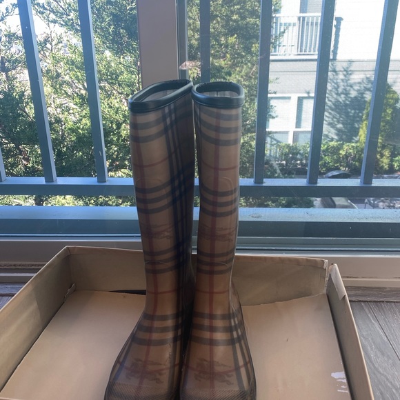 - Burberry Classic Check Rain Boots, size 7 - Picture 10 of 14